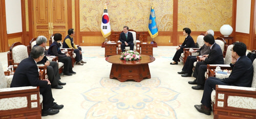 문재인 대통령이 19일 청와대 본관 접견실에서 김명환 민주노총 위원장 등 지도부들과 환담하고 있다./청와대 제공